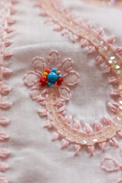 haftowane tkaniny na stole